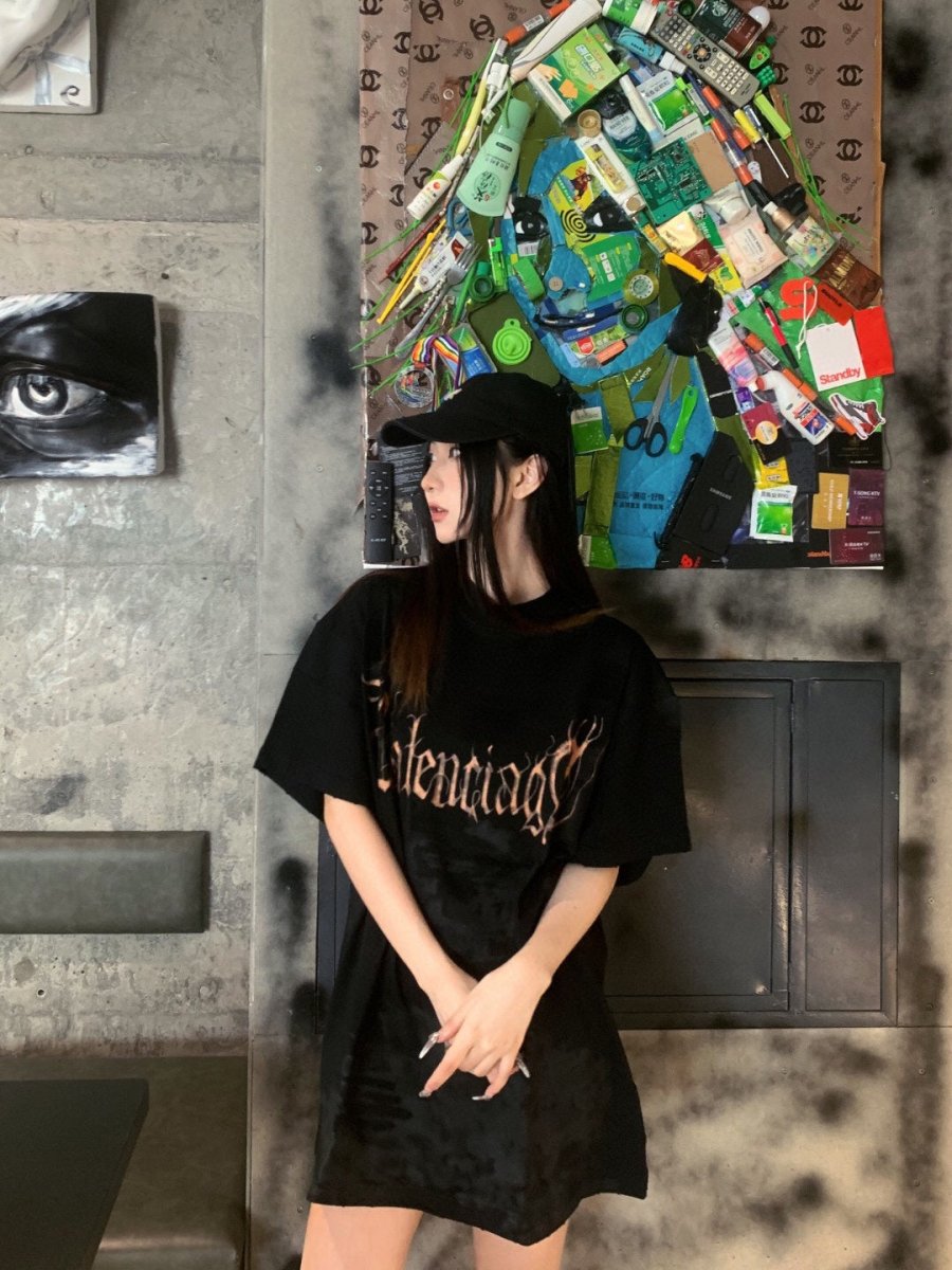 CAMISETA BALENCIAGA CON LOGOTIPO GÓTICO NEGRA