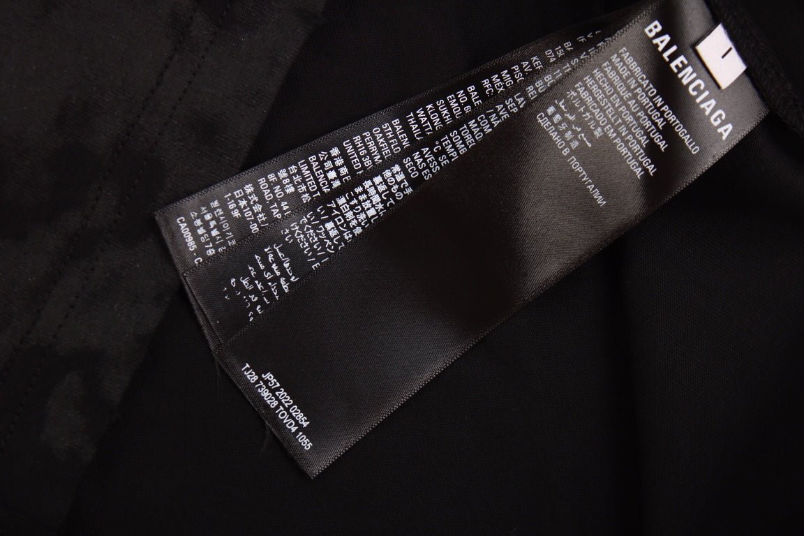 CAMISETA BALENCIAGA CON LOGOTIPO GÓTICO NEGRA