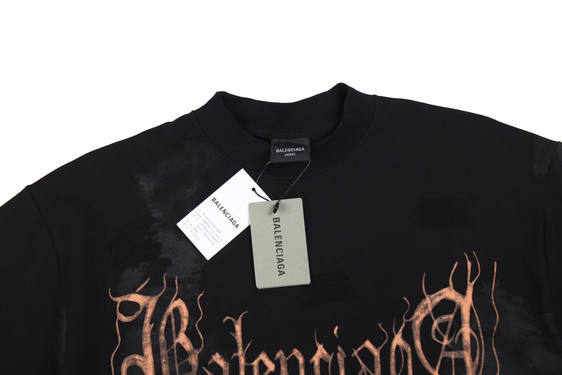 CAMISETA BALENCIAGA CON LOGOTIPO GÓTICO NEGRA