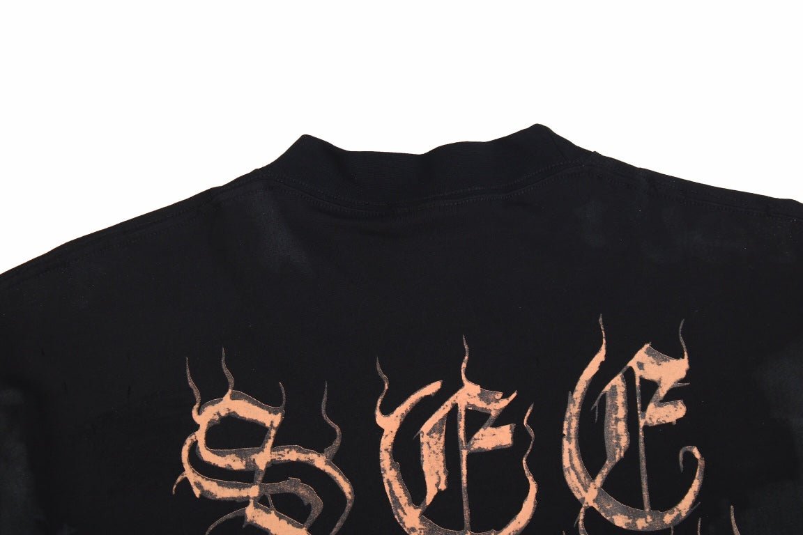 CAMISETA BALENCIAGA CON LOGOTIPO GÓTICO NEGRA