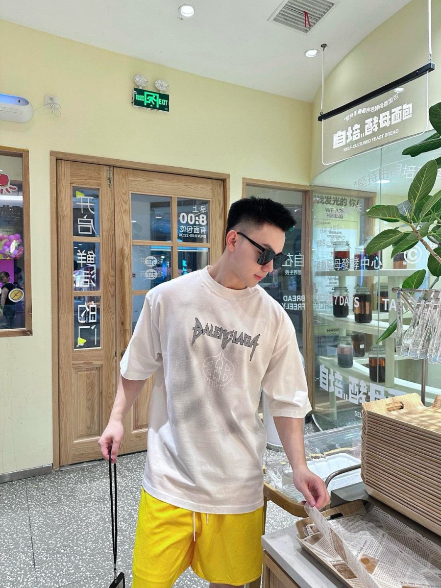 Camiseta Balenciaga con logo gótico (blanca)