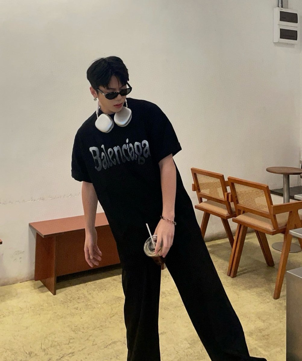 Camiseta Balenciaga con logo degradado (negra)