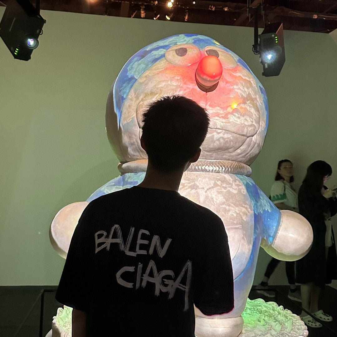 Camiseta negra con logo de grafiti de Balenciaga