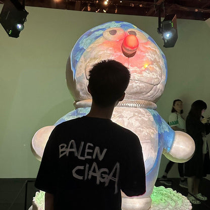 Camiseta negra con logo de grafiti de Balenciaga