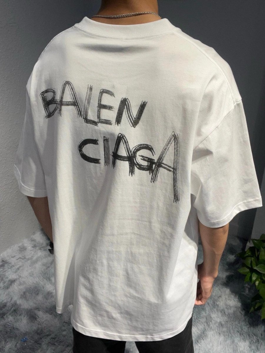 Camiseta blanca con logo de grafiti de Balenciaga