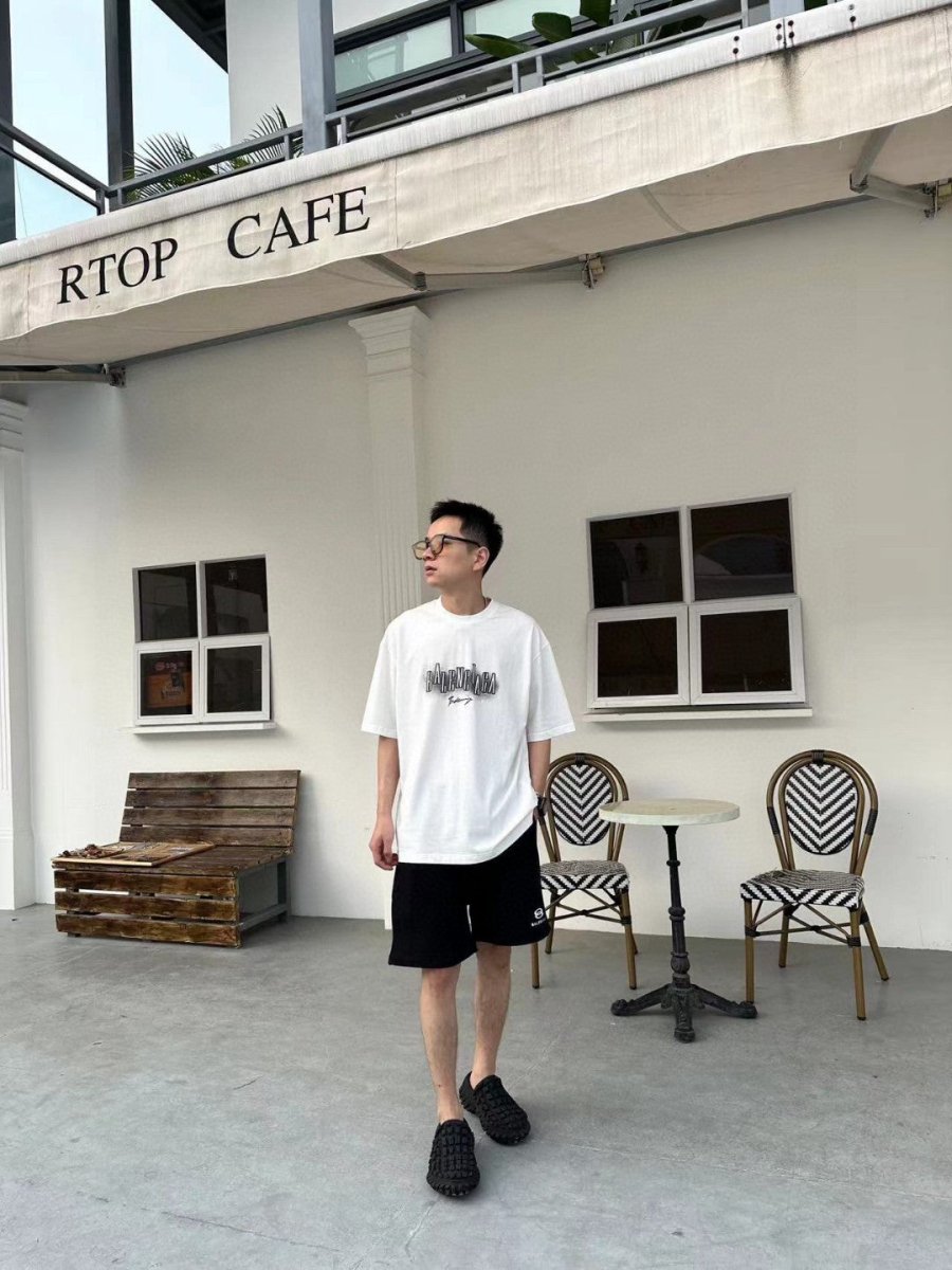 Camiseta con logo gráfico de Balenciaga