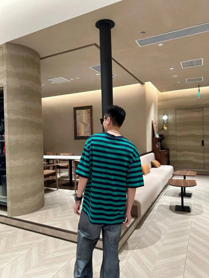 Camiseta de rayas verdes y negras de Balenciaga.