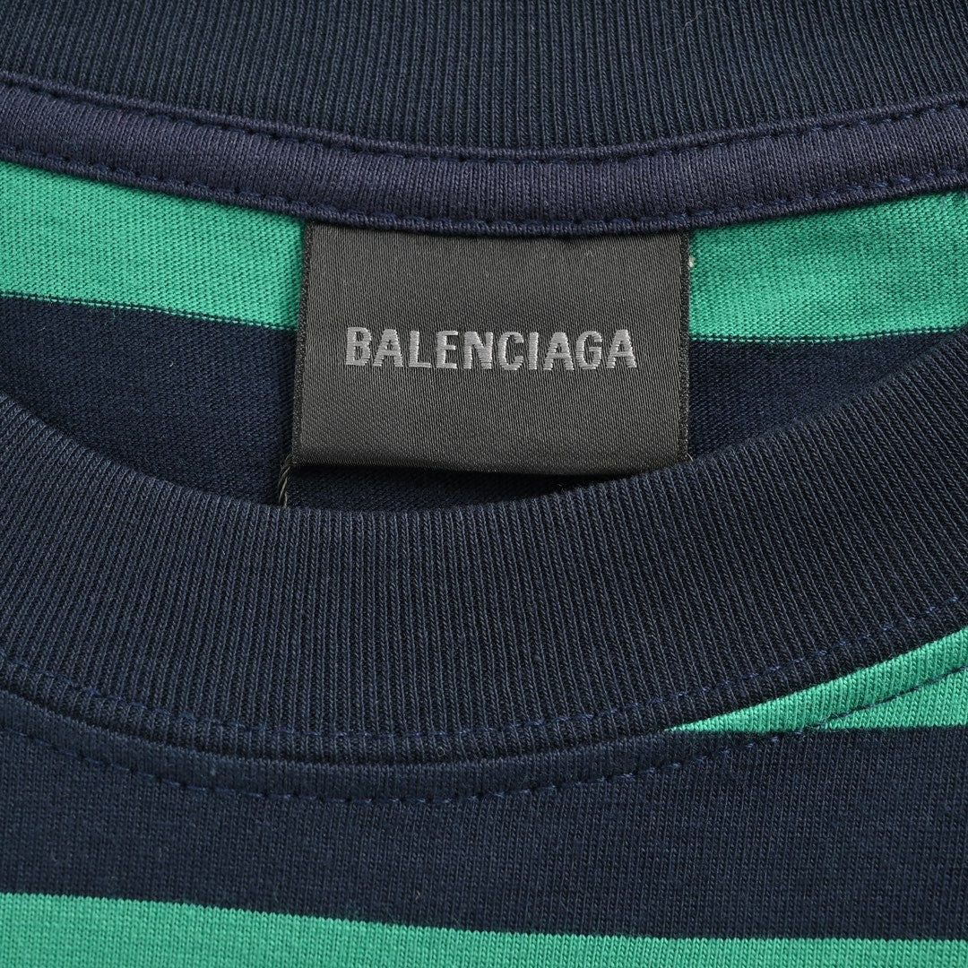 Camiseta de rayas verdes y negras de Balenciaga.