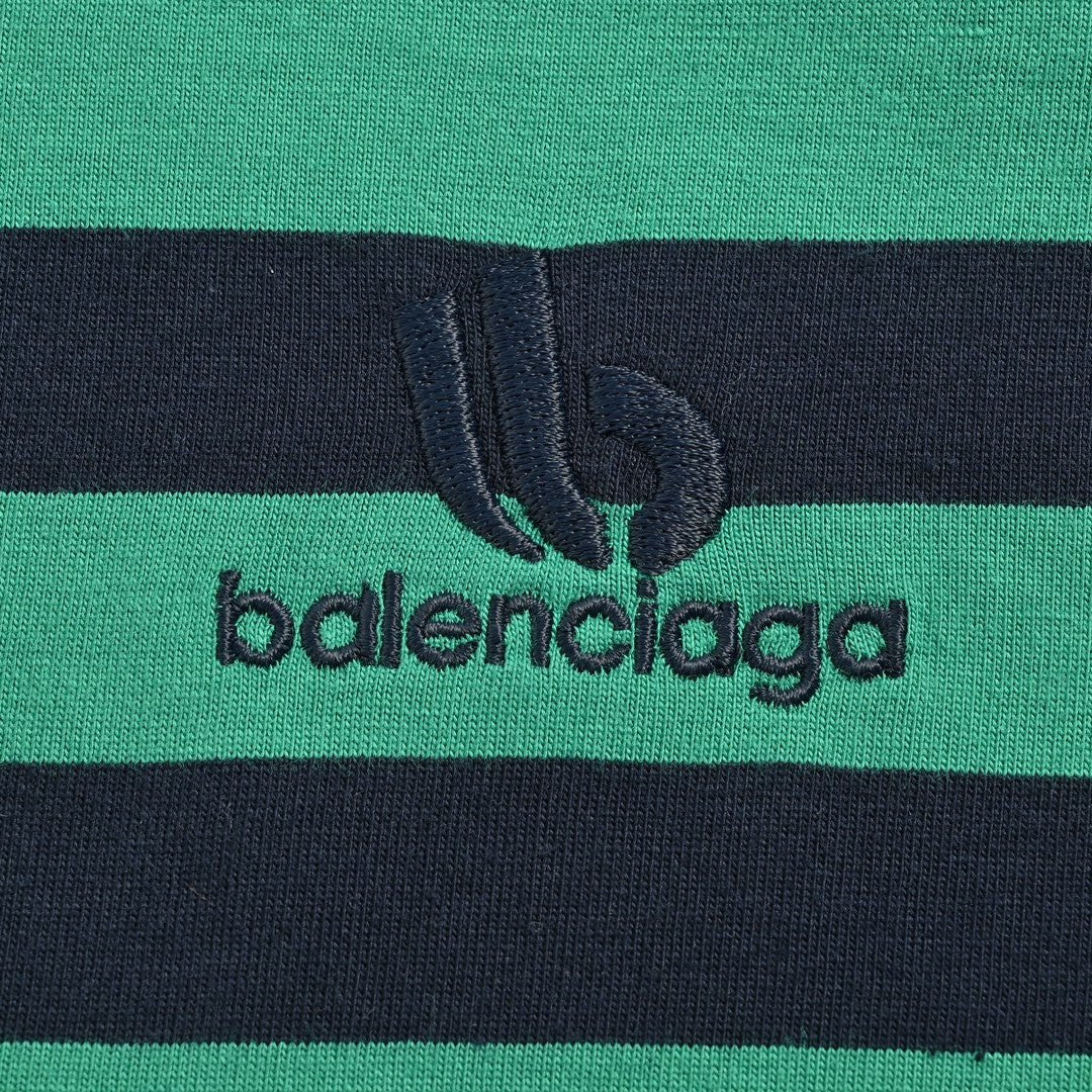 Camiseta de rayas verdes y negras de Balenciaga.