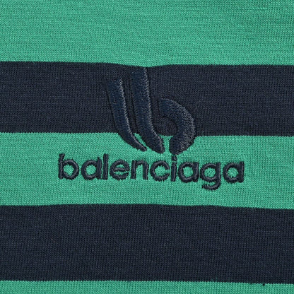 Camiseta de rayas verdes y negras de Balenciaga.