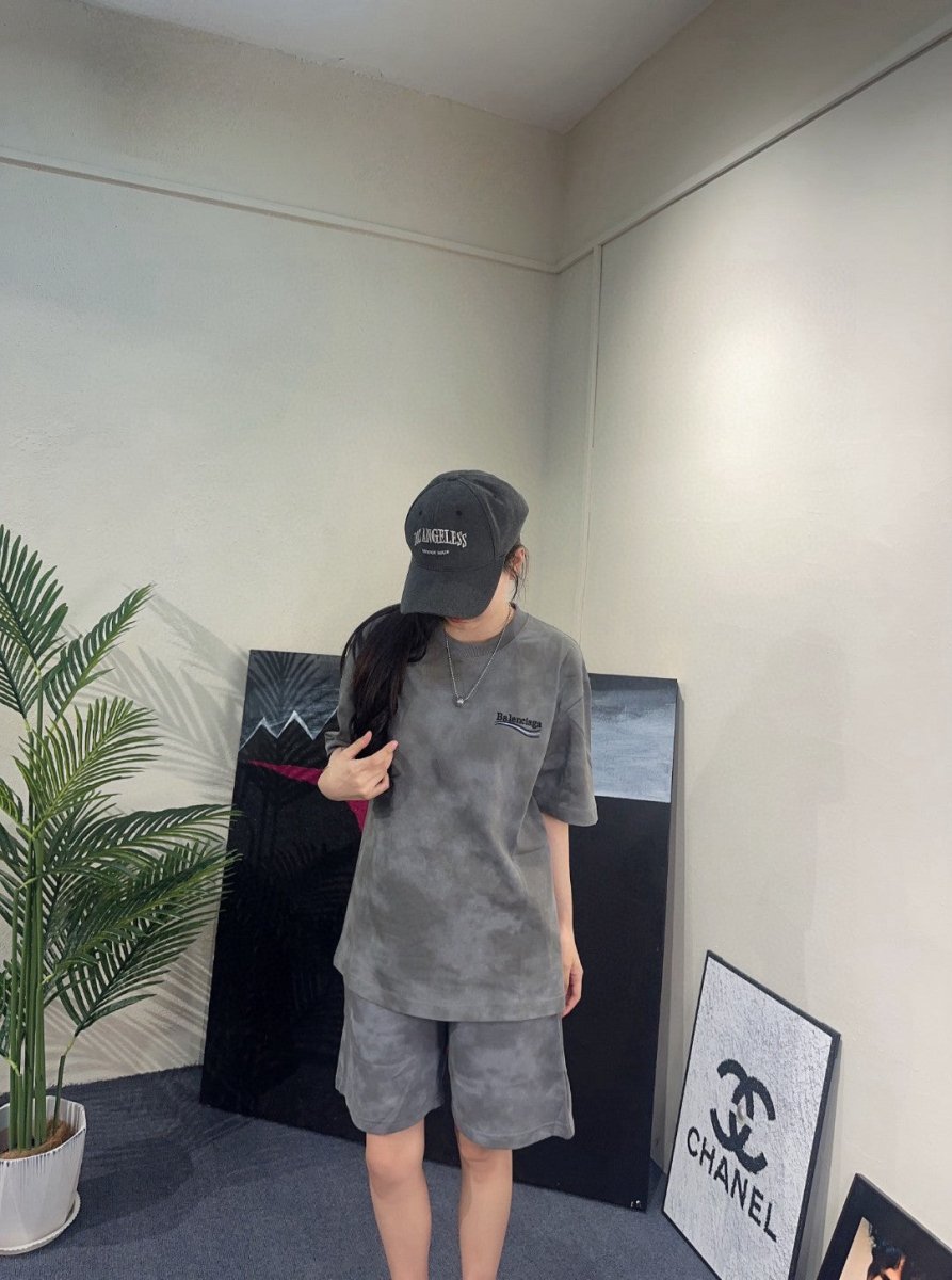 Camiseta Balenciaga gris con estampado tie-dye