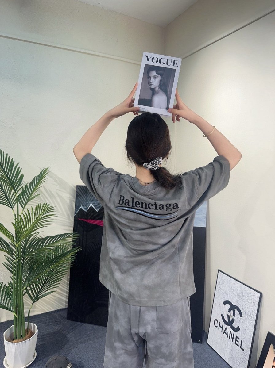 Camiseta Balenciaga gris con estampado tie-dye