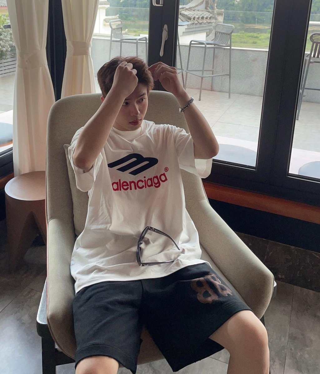 CAMISETA BLANCA CON ESTAMPADO DEL LOGOTIPO DE BALENCIAGA