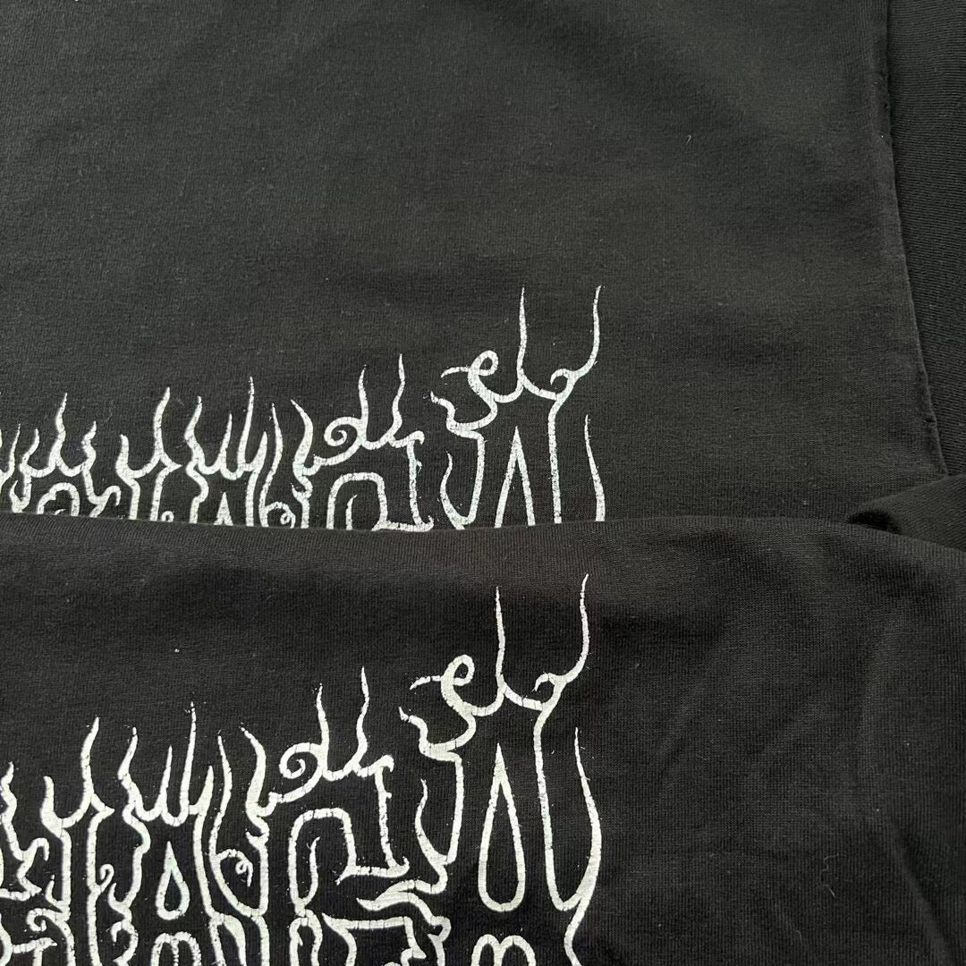 Camiseta Balenciaga con el logo de la llama gótica