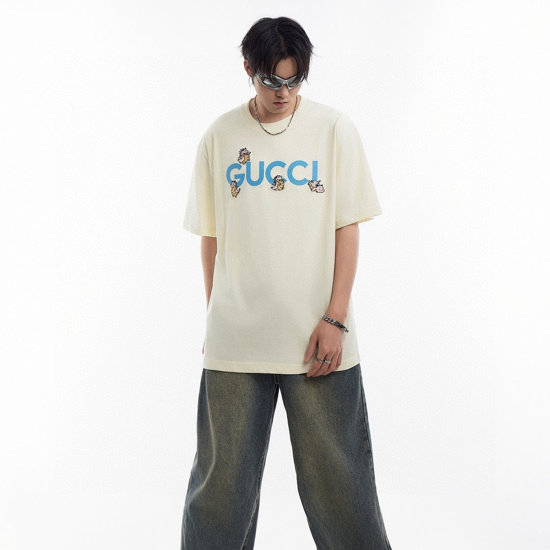 Gucci Cherub Graphic T-shirt - Red Unisex Streetwear Limited Edition - <span>This Gucci t-shirt features a playful graphic design with the Gucci logo and small cherubs