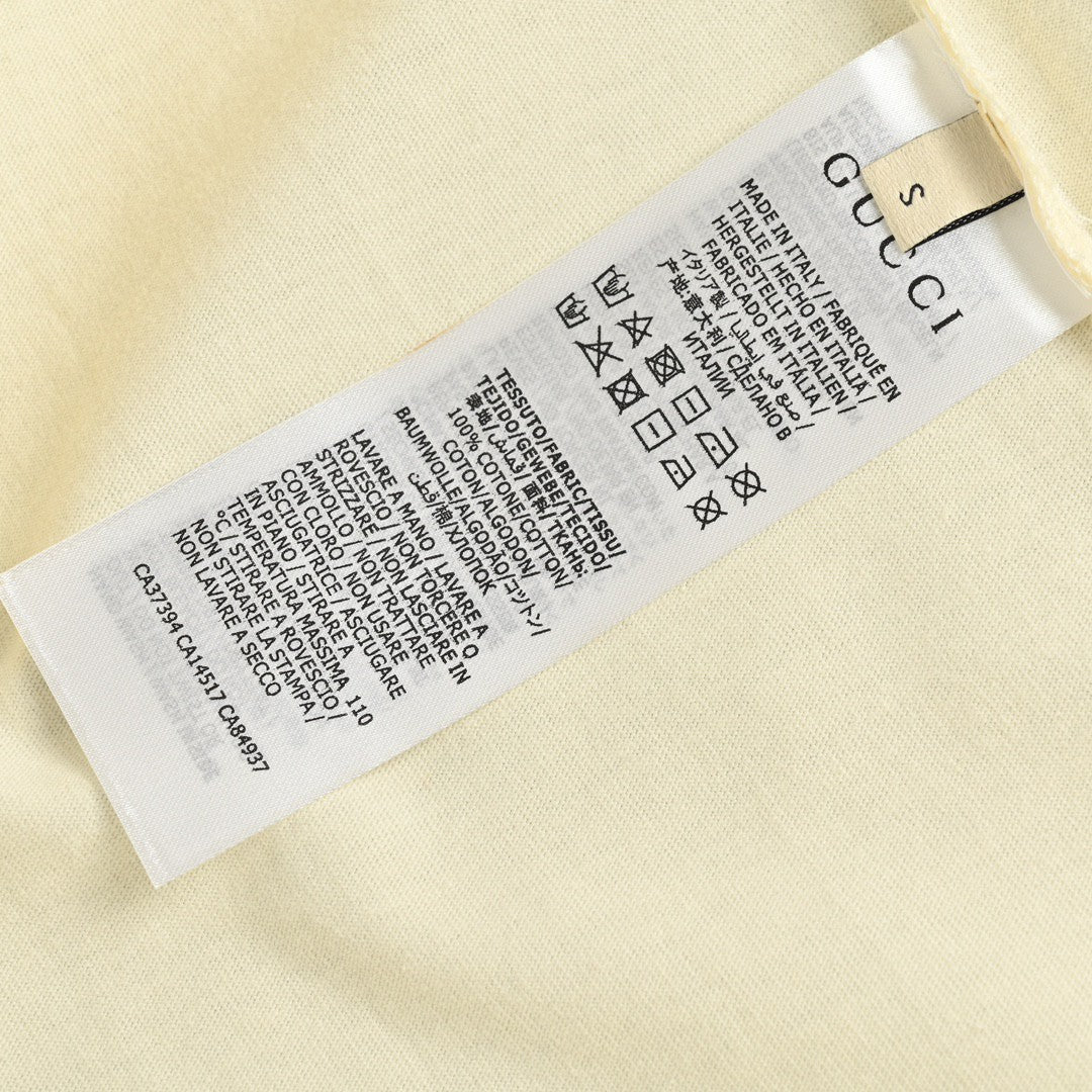 Camiseta color crema con logo GG entrelazado de Gucci.