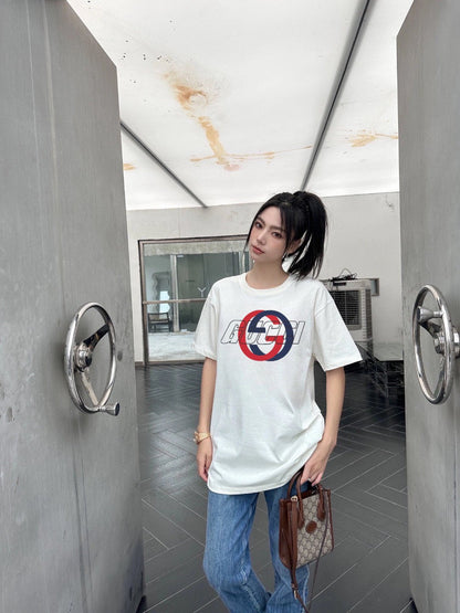 Camiseta blanca de Gucci con logotipo superpuesto