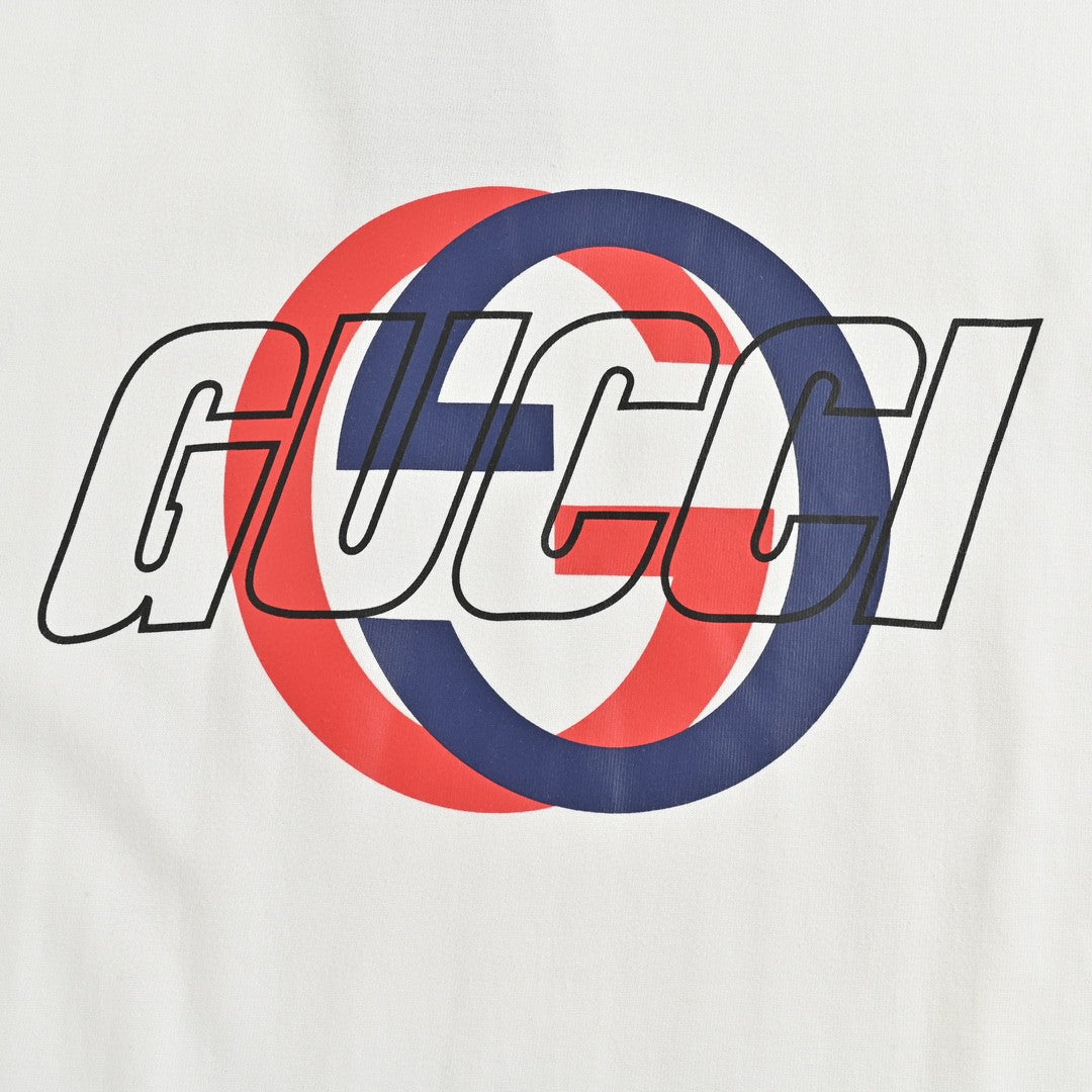 Camiseta blanca de Gucci con logotipo superpuesto