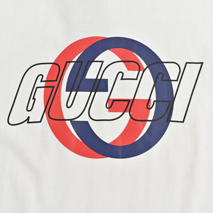 Camiseta blanca de Gucci con logotipo superpuesto