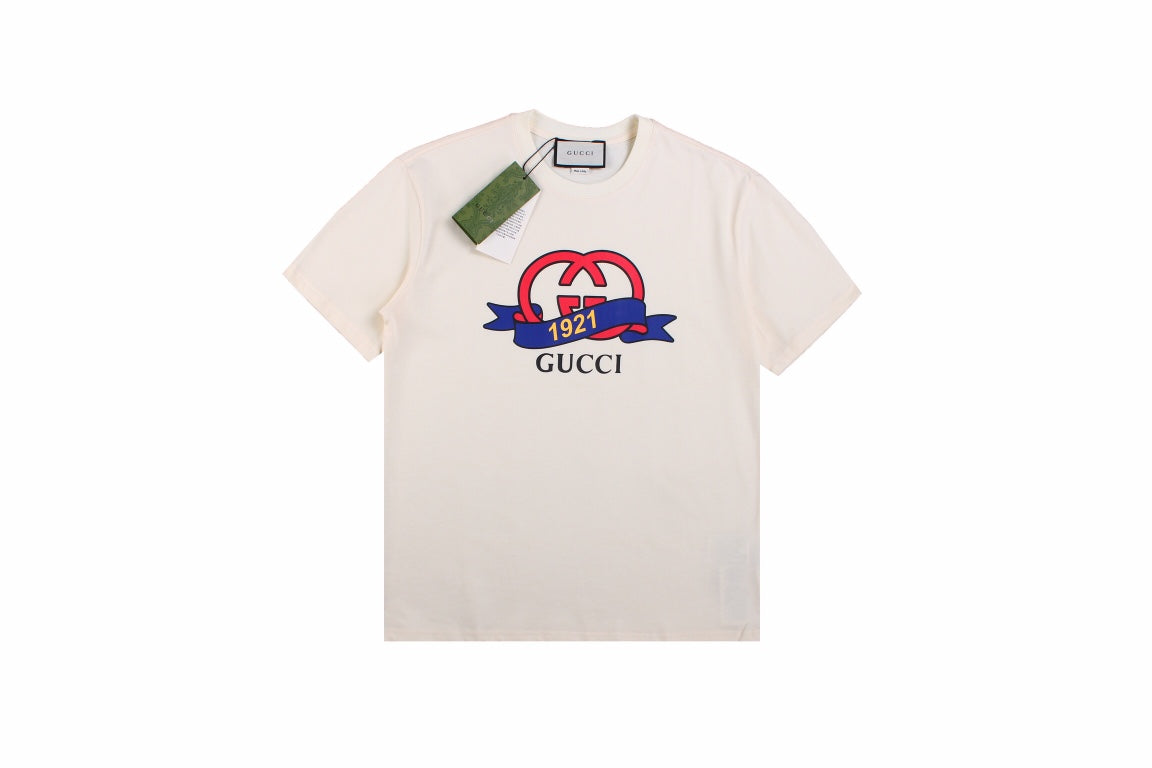 Gucci 1921 Logo T-shirt - Red Unisex Streetwear Limited Edition - <p dir='ltr'><span>This Gucci t-shirt features a bold graphic design with a '1921' banner across
