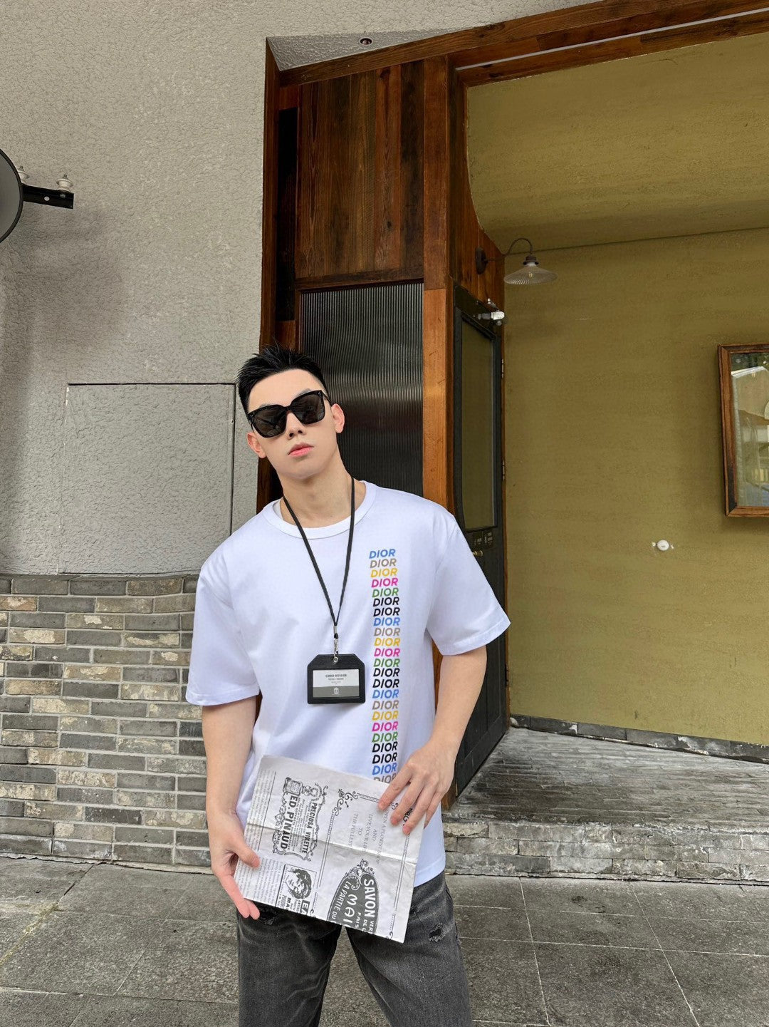 Camiseta Dior - Logotipo vertical multicolor