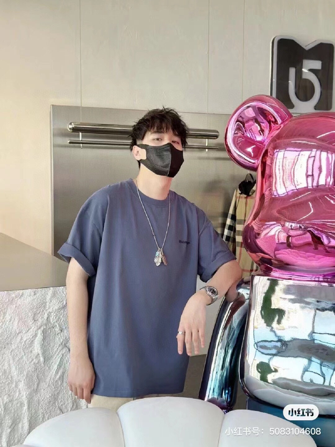 CAMISETA MINIMALISTA AZUL DE BALENCIAGA