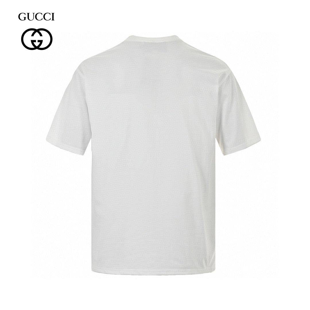 Camiseta blanca de Gucci con logo llamativo