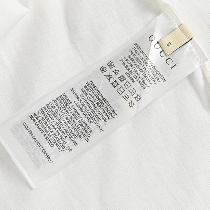 Camiseta blanca de Gucci con logo llamativo