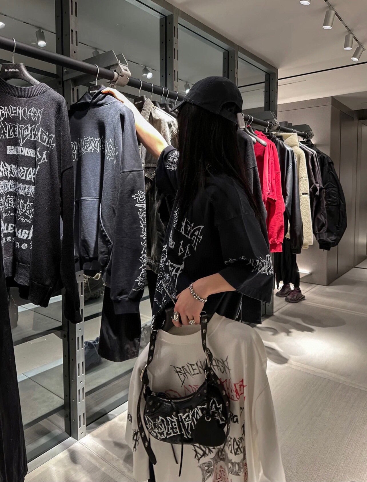 Camiseta Balenciaga Multi-Logo (Negra)