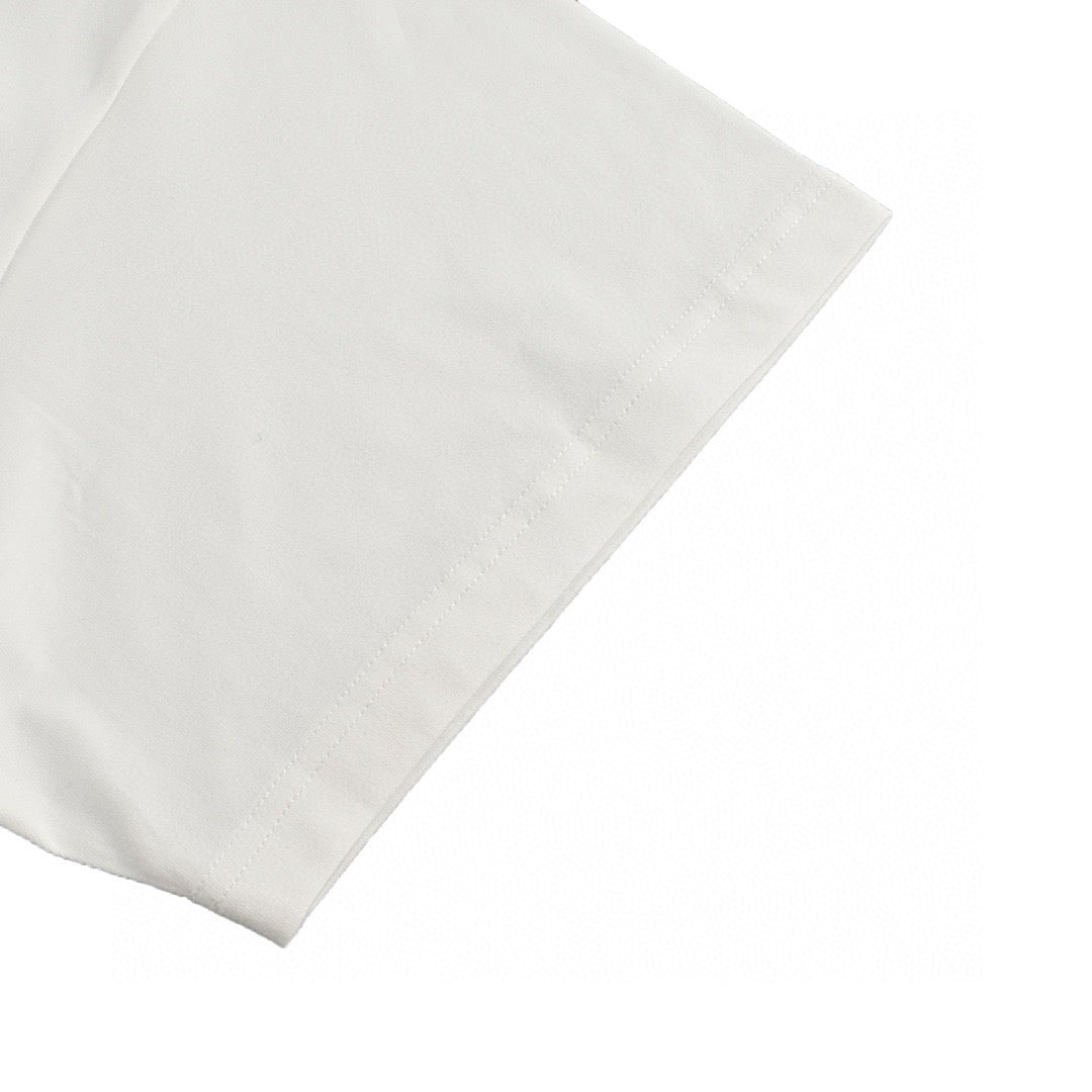 Camiseta blanca Balenciaga con detalle de etiqueta