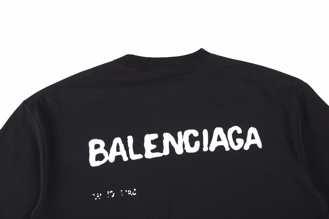 Camiseta negra Balenciaga con logo desgastado