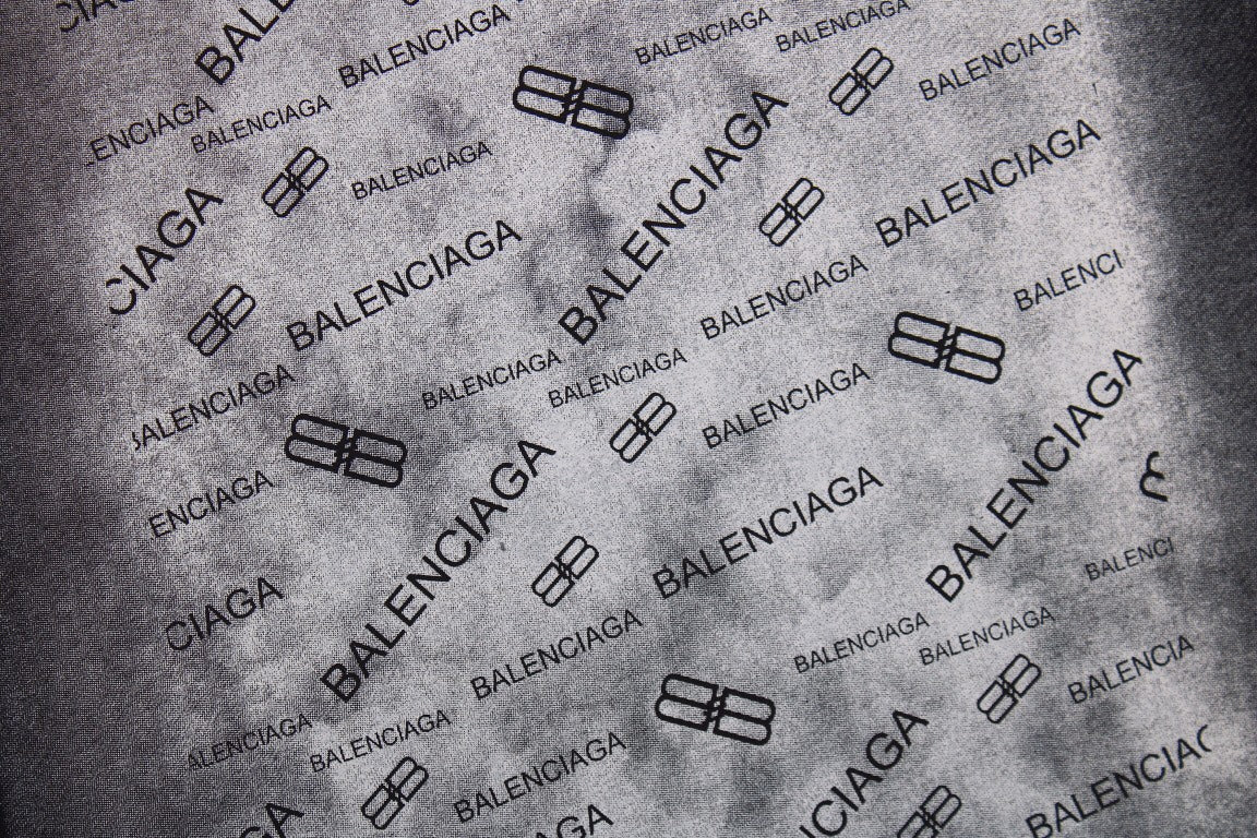 Camiseta negra con logo en spray de Balenciaga