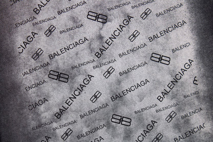 Camiseta negra con logo en spray de Balenciaga