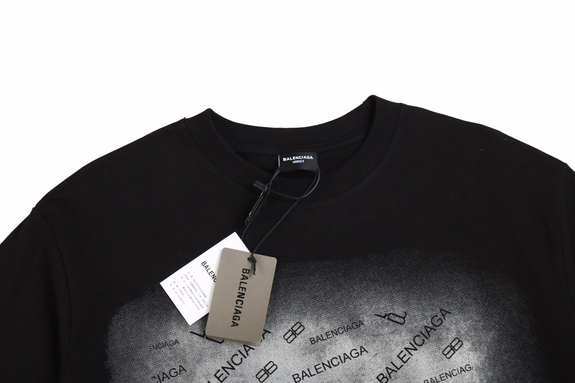 Camiseta negra con logo en spray de Balenciaga