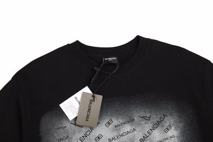 Camiseta negra con logo en spray de Balenciaga