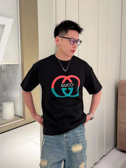 Camiseta negra con logo GG entrelazado de Gucci.