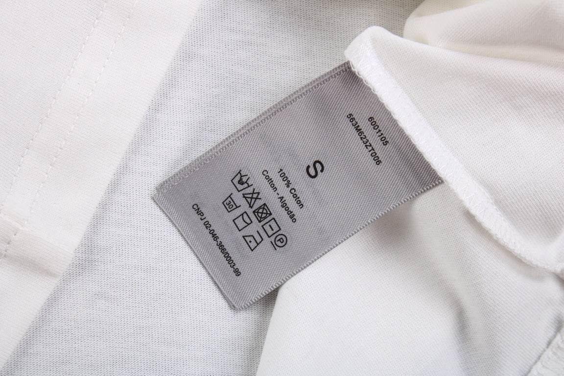 Camiseta Dior con diseño gráfico floral