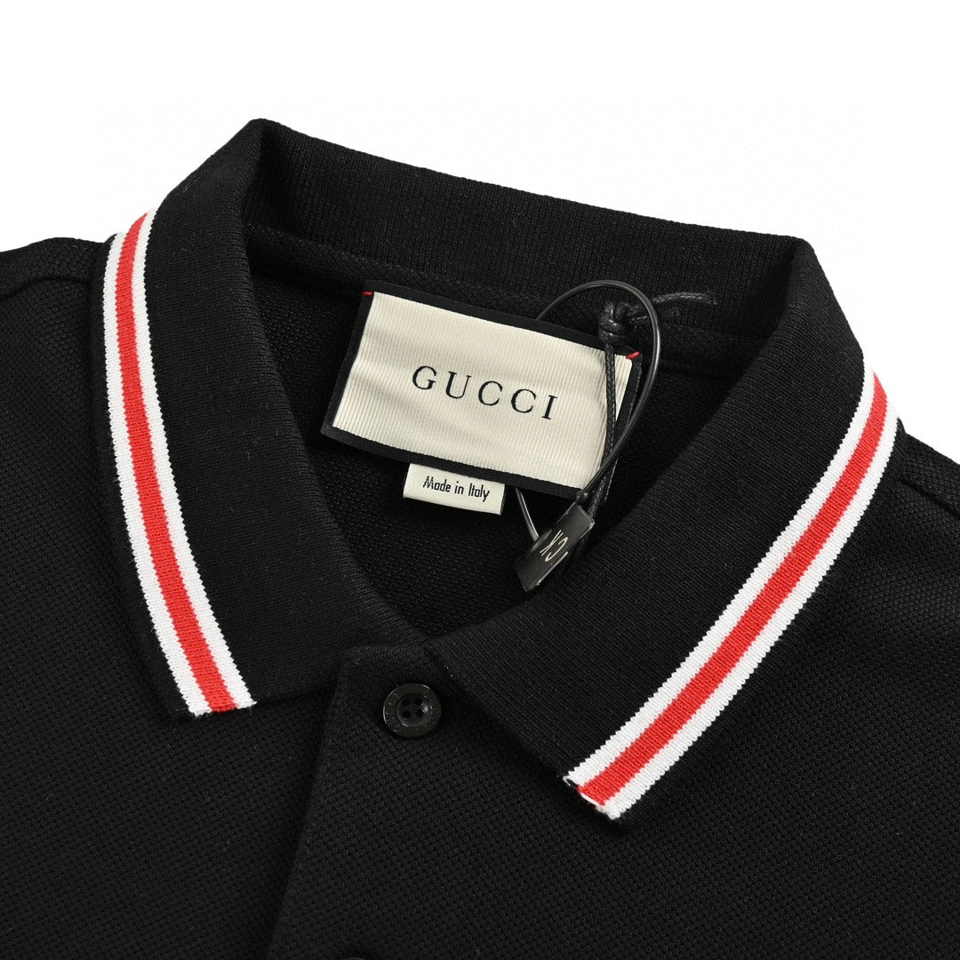 Polo con logo de llamas de Gucci