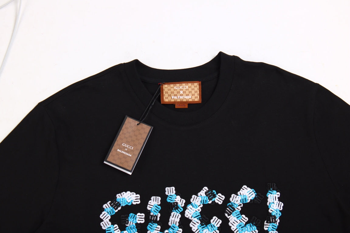 Camiseta negra GUCCI x BALENCIAGA con logo floral