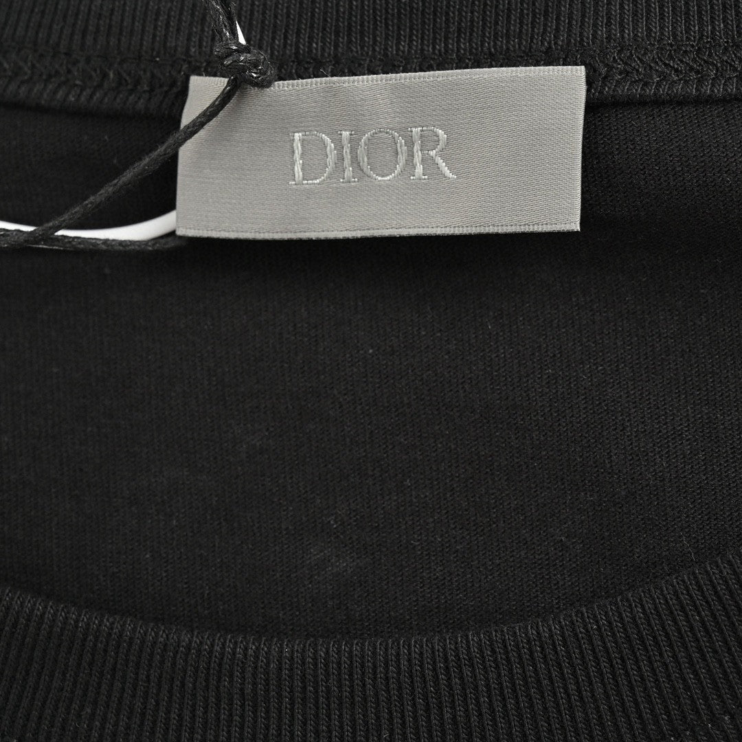 Camiseta Dior - Logotipo vertical multicolor