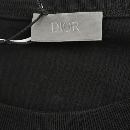 Camiseta Dior - Logotipo vertical multicolor