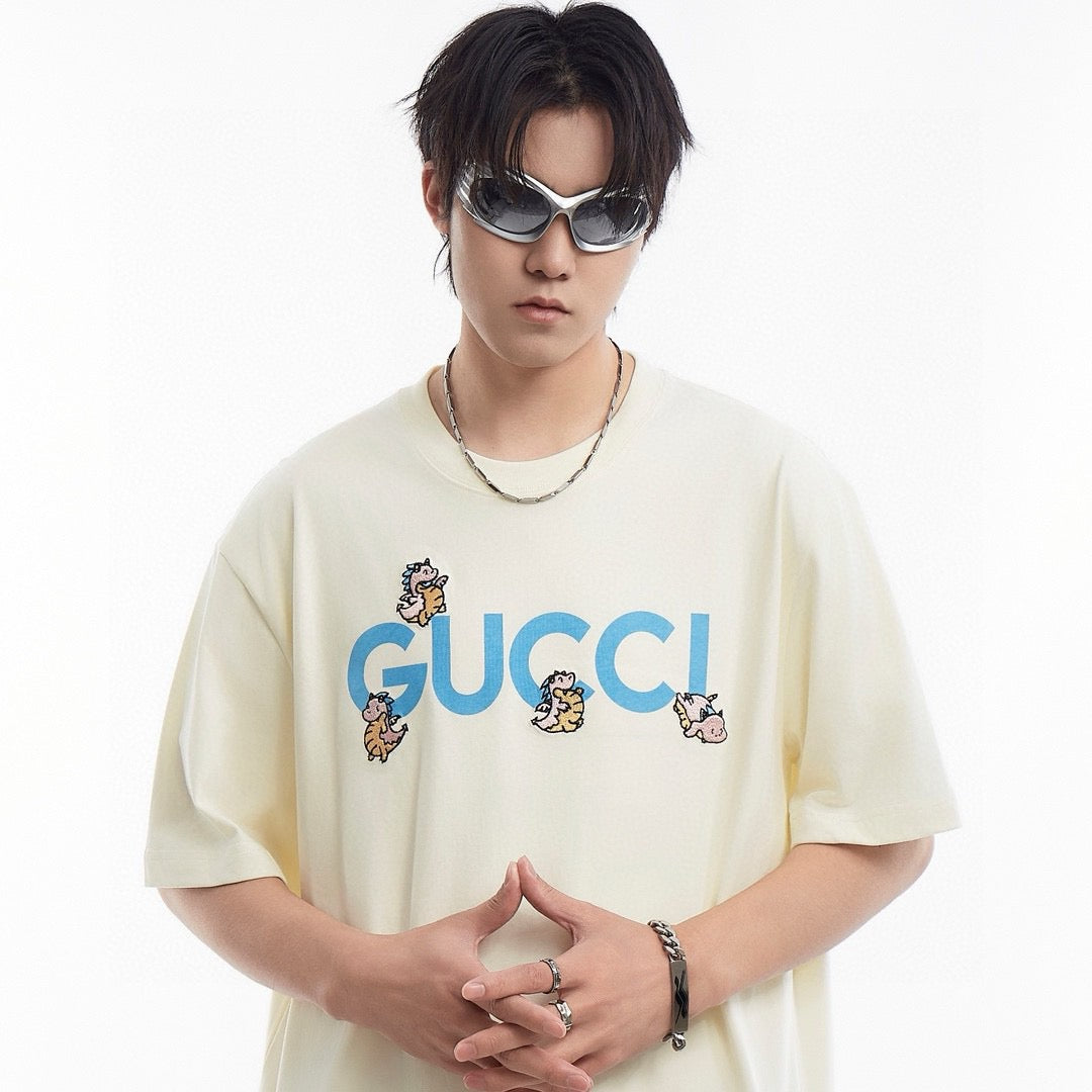 Gucci Cherub Graphic T-shirt - Red Unisex Streetwear Limited Edition - <span>This Gucci t-shirt features a playful graphic design with the Gucci logo and small cherubs
