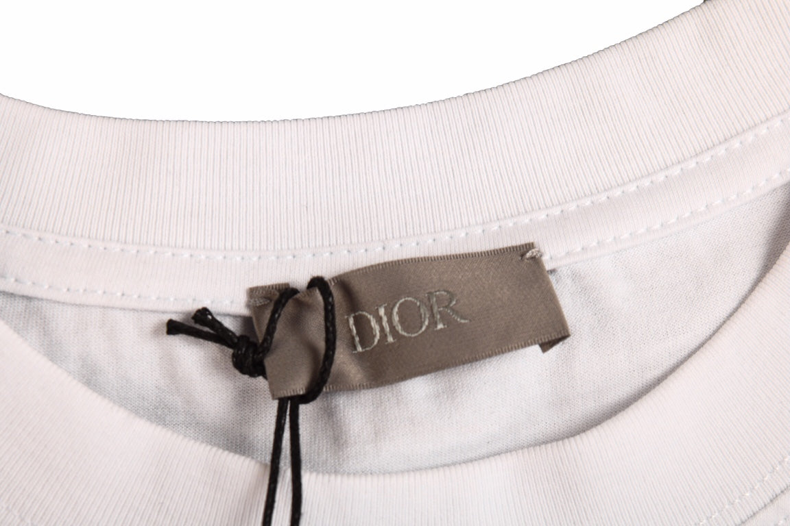Camiseta Dior con logotipo minimalista (blanca)