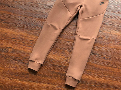 PANTALONES NIKE TECH FLEECE x MARRÓN ARQUEO