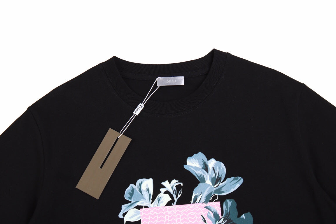 Camiseta Dior con diseño gráfico floral