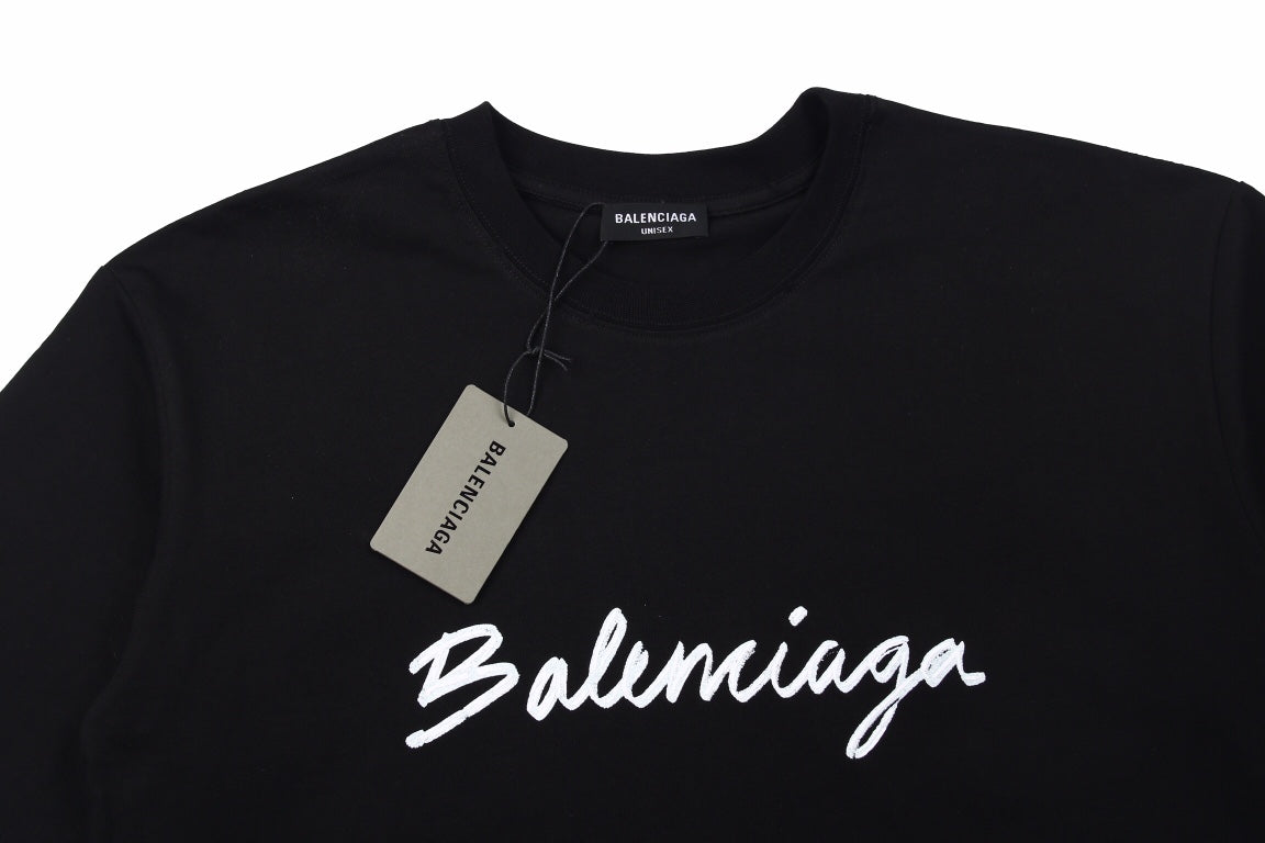 Camiseta negra con logo caligráfico de Balenciaga