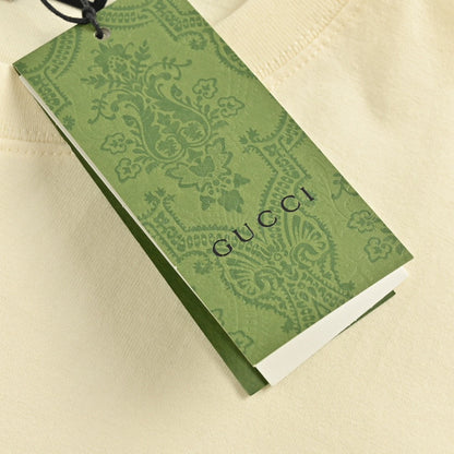 Camiseta color crema con logo GG entrelazado de Gucci.