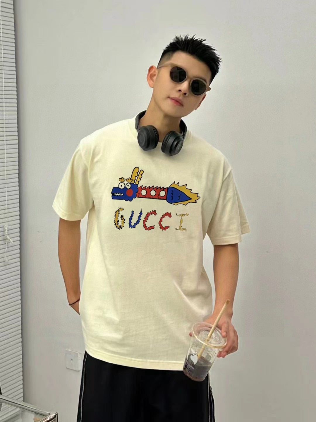 Camiseta blanca Gucci con estampado de dragón