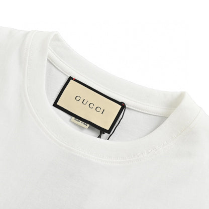 Camiseta blanca de Gucci con logo llamativo