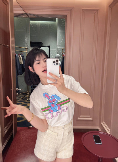 Camiseta gráfica de Gucci con conejito